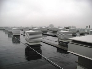 Groot aantal dakkappen / Ventilatiekappen op een plat dak